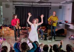 Kultureller Anlass mit der Gruppe Ssassa der 1. – 4. Klassen